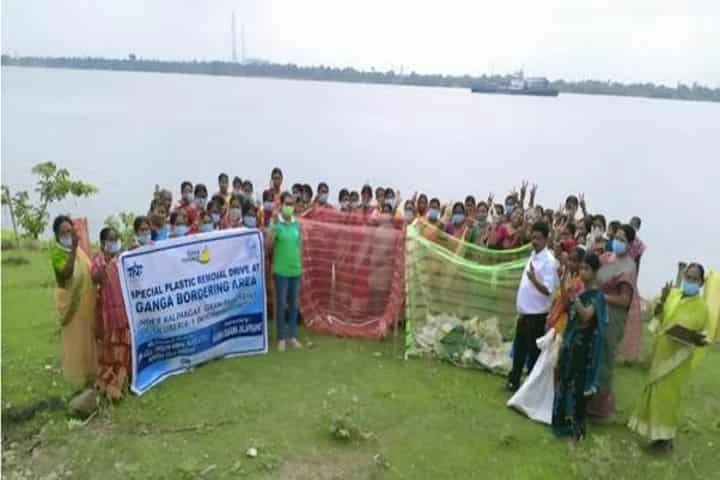Clean up drive along the Ganga riverbank by the villagers of West Bengal's Howrah district.